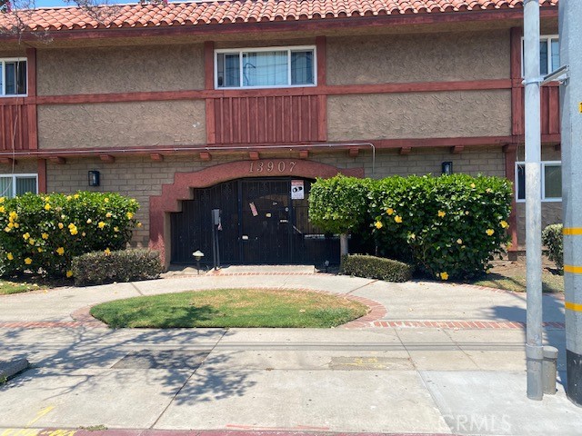 Great area in Van Nuys, and a pool, close to all shopping, Super Markets, Parks, Schools. Call for details and easy showing. Unit is clean, move in ready. Security access, gated. Please call for more details. Also, have a studio for lease for 1600.