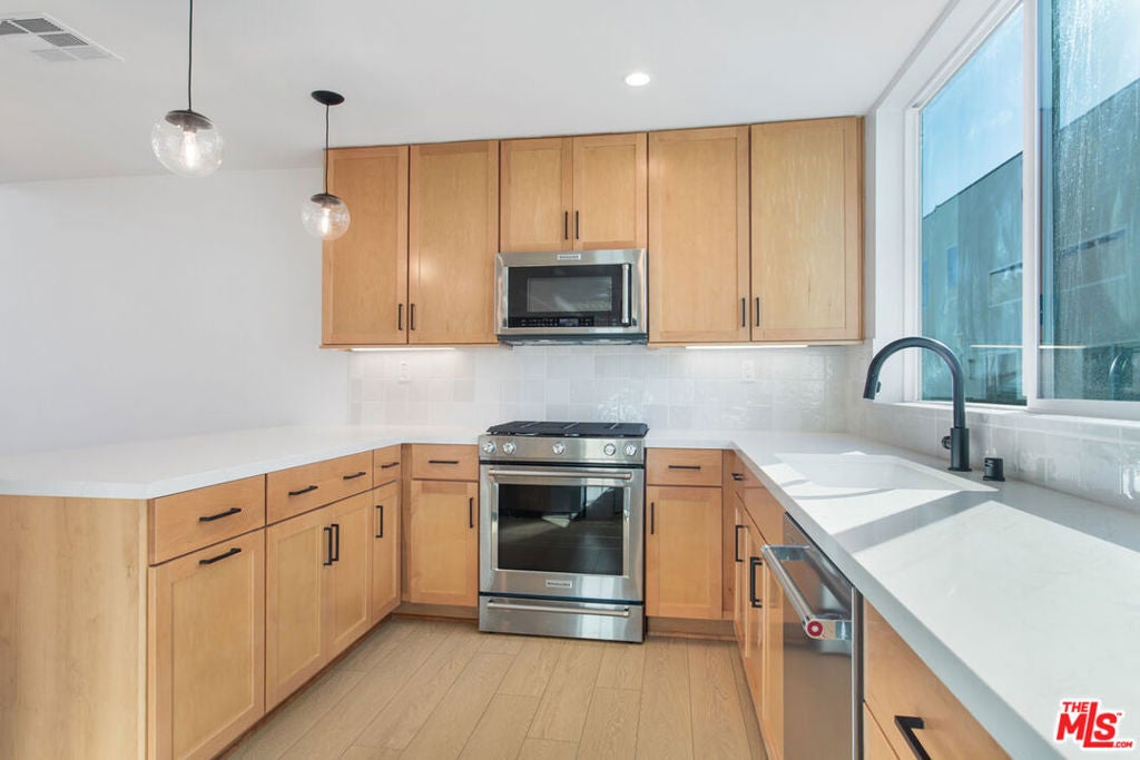 11212 W Victory Boulevard 7, Los Angeles CA 91606