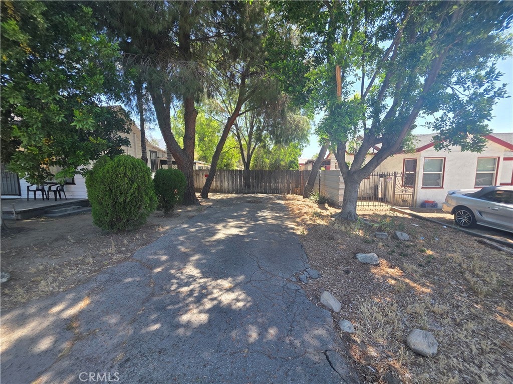 2881 N Golden