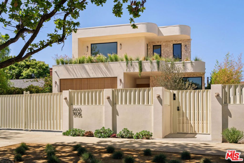 Photo of 3937 Marcasel Avenue, Los Angeles, CA 90066 (MLS # 26743911)