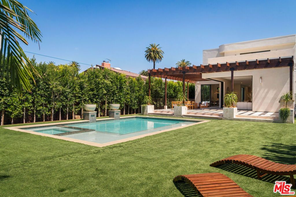 Photo of 3937 Marcasel Avenue, Los Angeles, CA 90066 (MLS # 26743911)