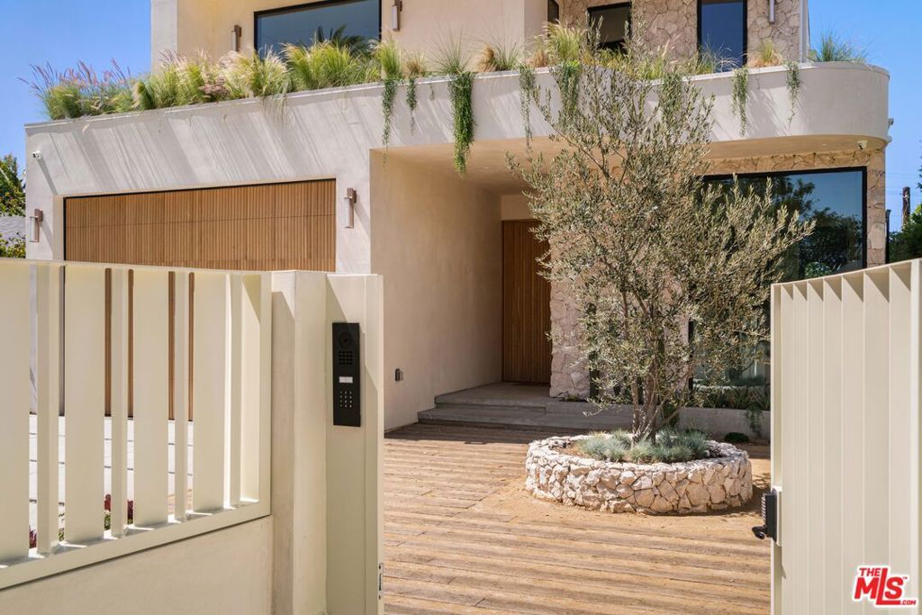 Photo of 3937 Marcasel Avenue, Los Angeles, CA 90066 (MLS # 26743911)