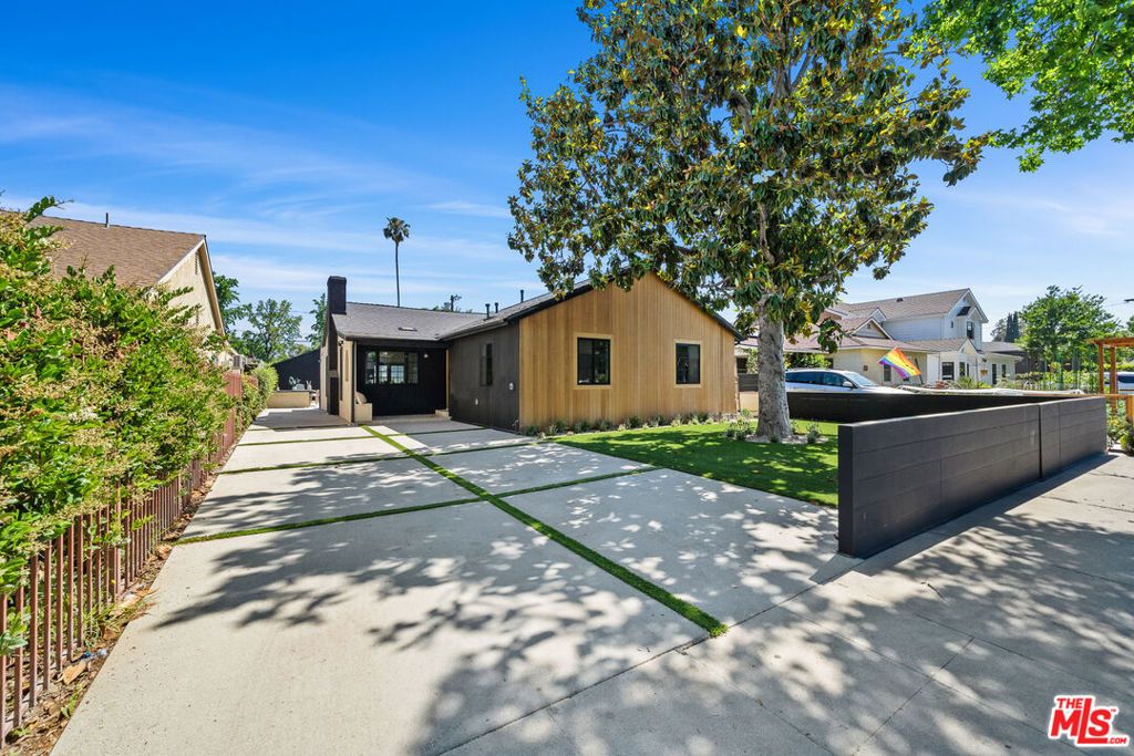 Photo of 14742 Weddington Street, Sherman Oaks, CA 91423 (MLS # 26634203)