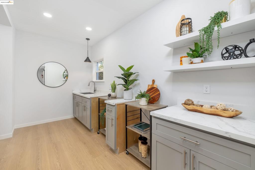 OAKLAND - Residential Income