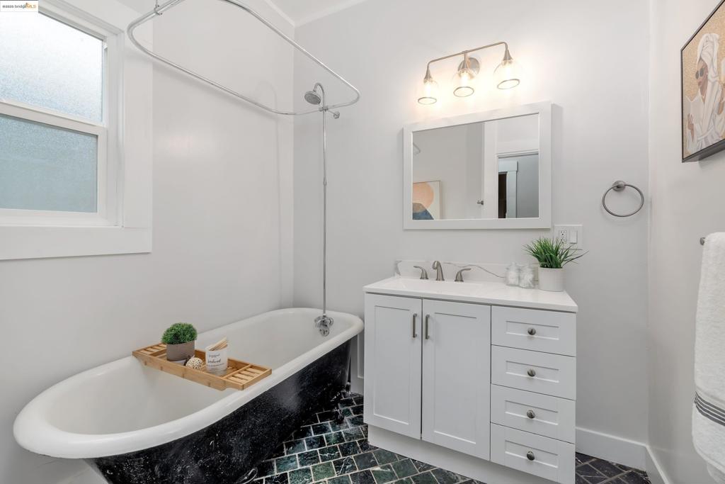 OAKLAND - Residential Income