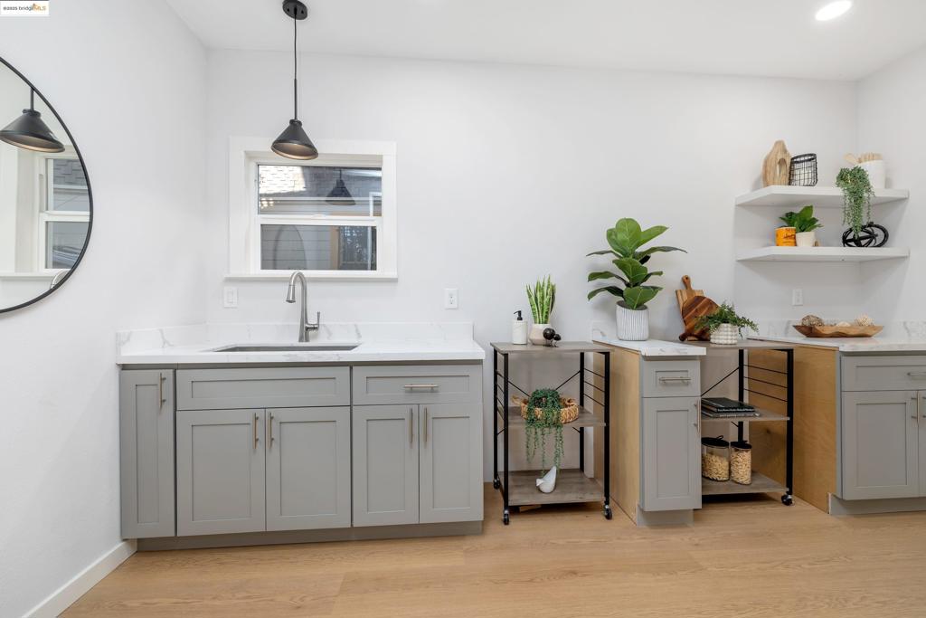 OAKLAND - Residential Income