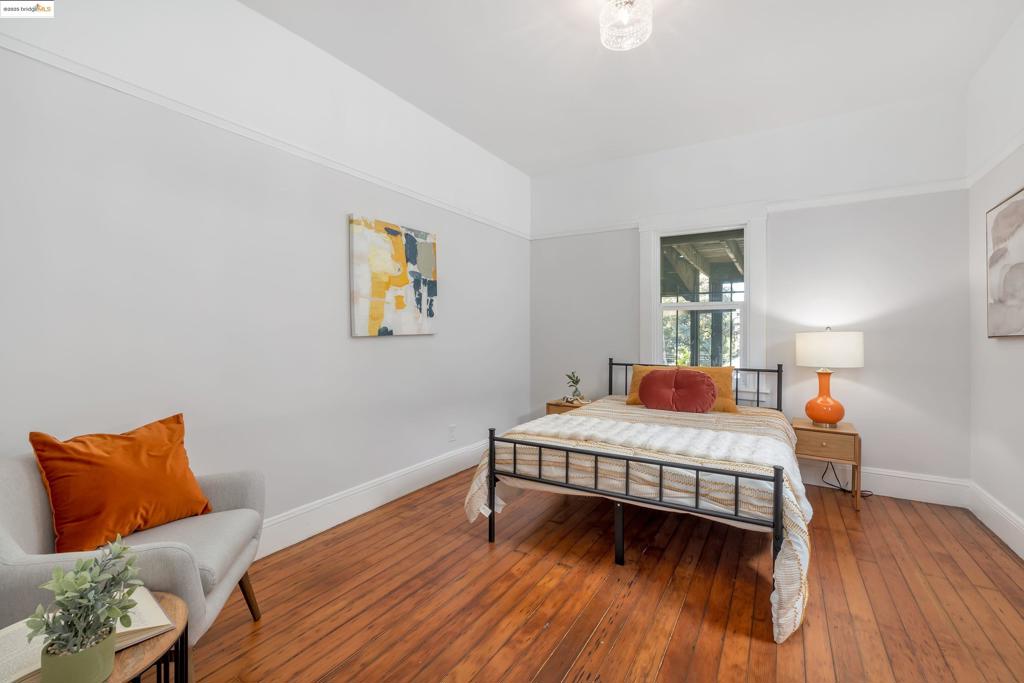 OAKLAND - Residential Income