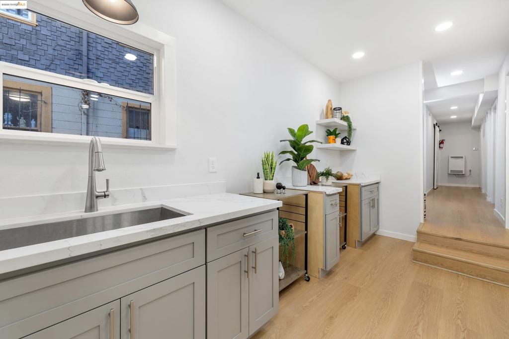 OAKLAND - Residential Income