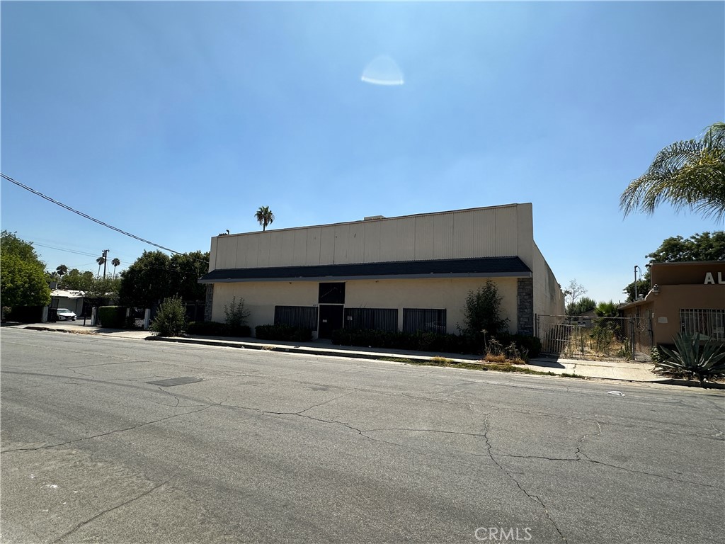 Main image without alt text