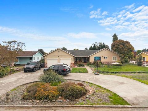 Photo of 1297 Atterberry Ln Ln, Fortuna, CA 95540 (MLS # 260004562SD)