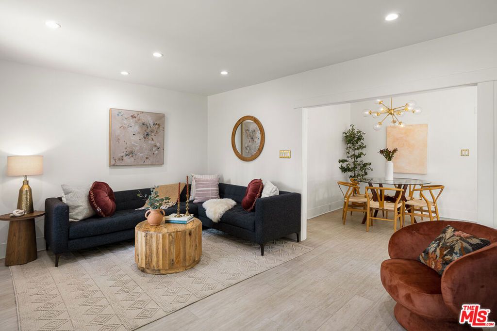 listing image 130723504193066838208