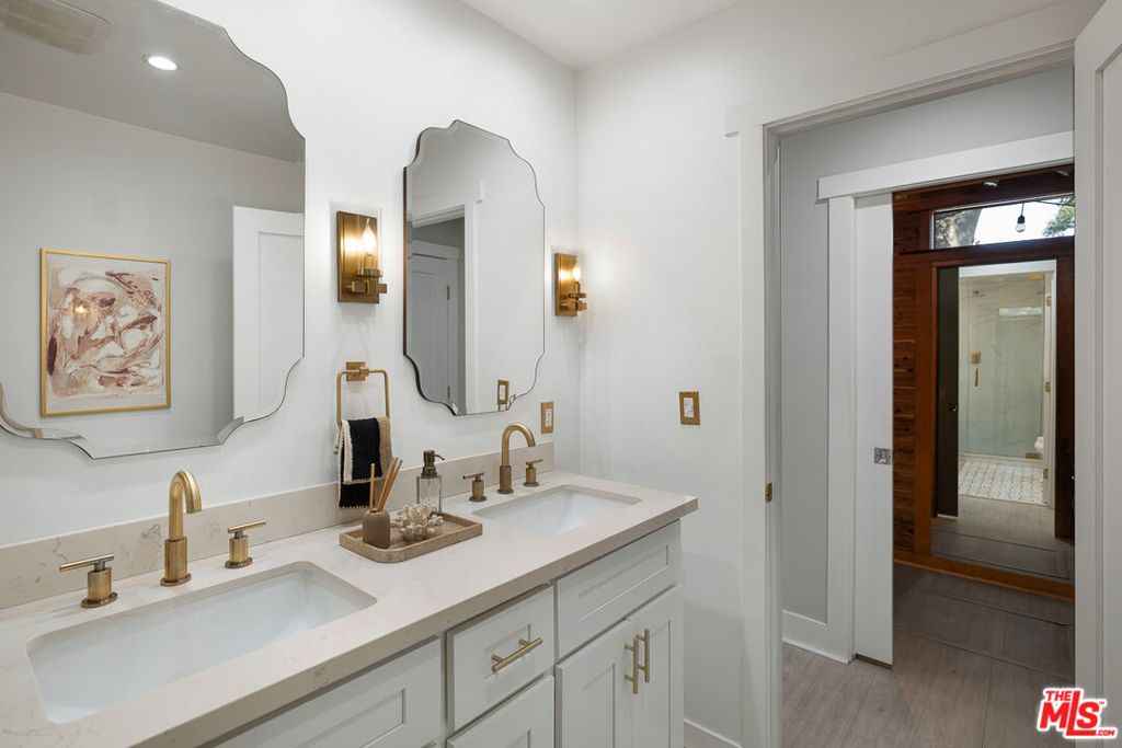 listing image 130724167574728560008