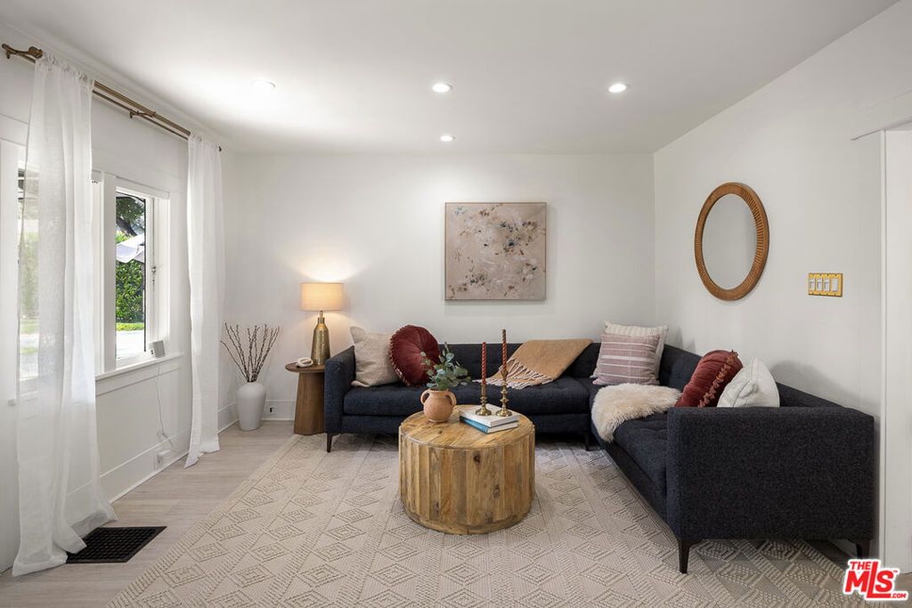 listing image 130729506478926512498