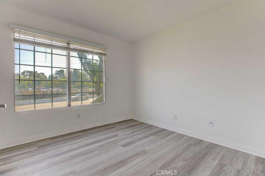 5515 Canoga Ave 105