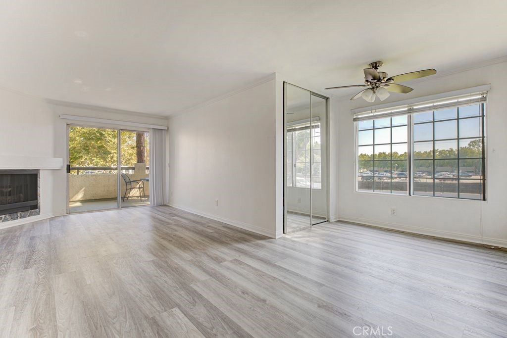 5515 Canoga Ave 105