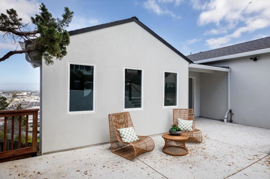 1689 Sunnyslope Avenue