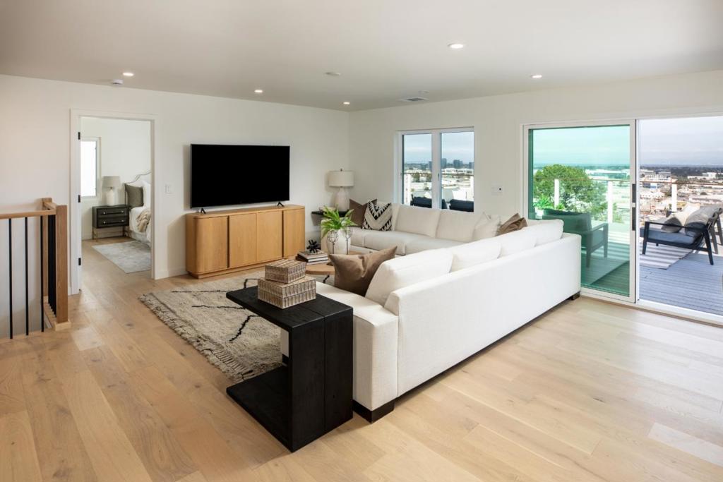 1689 Sunnyslope Avenue