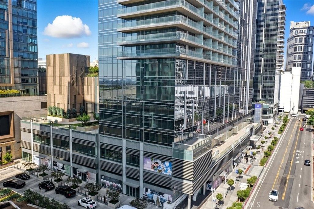 Photo of 877 Francisco Street #3102, Los Angeles, CA 90017 (MLS # SR25229862)