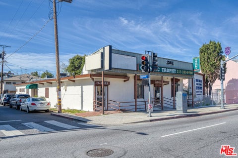 Photo of 2502 W 3rd Street, Los Angeles, CA 90057 (MLS # 26839571)