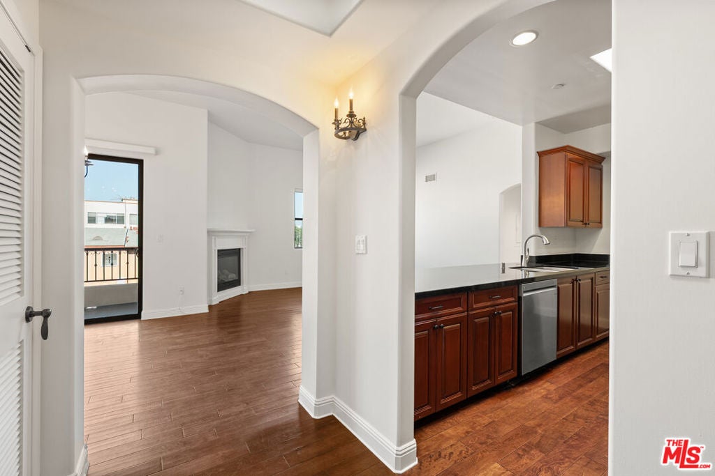 5037 Rosewood Avenue 301
