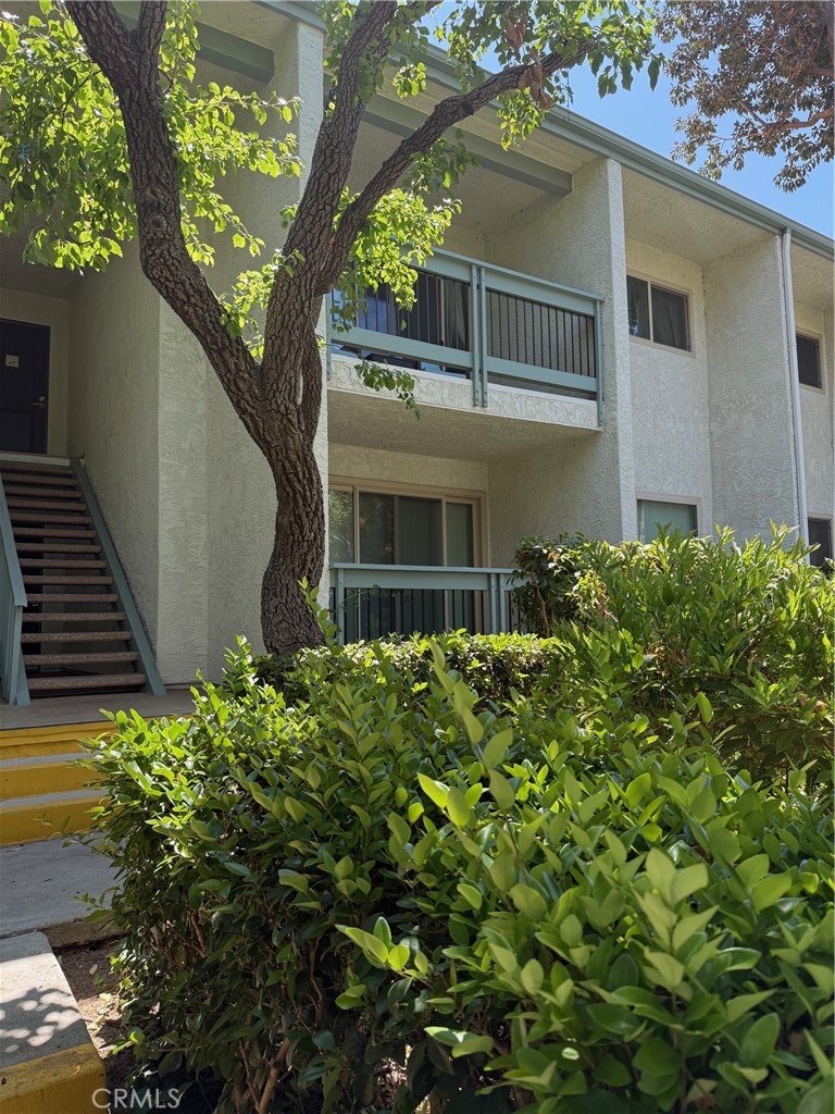 Updated highly desirable ground-floor Oak Creek condo in Calabasas! Luxurious remodeled 2 bedrooms + 2 bathrooms. Fantastic location across the street from The Commons, Calabasas Tennis & Swim Center, and access to the Calabasas Lake! In Unit hookups for washer & dryer The living room has glass sliders to a private patio and opens to the dining room with large windows. All leading into a gorgeous, remodeled kitchen. custom recessed lighting throughout. Newer HVAC, Primary bedroom with private bath and walk-in closet. Tastefully remodeled luxury bathrooms, designer shower and tub, quartz countertops, LED lighting, loads of storage, and so much more. Additional bonuses include 2 parking spaces, storage, clubhouse, pool, spa, exercise room, gazebo, guest parking and lush landscaping minutes from Movie Theaters, hiking trails, Premium shopping/dining, and convenient access to Malibu just over the hill. Located in the famed Las Virgenes School District.