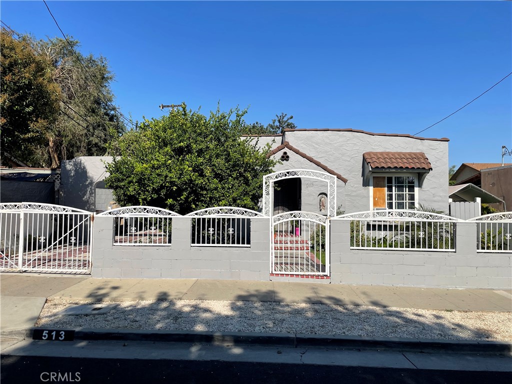 WELCOME TO YOUR NEW HOME , HOME IS READY TO MOVE IN. HOMES OFFERS 2 BEDROOMS AND 1 BATHROOM. IN A GREAT LOCATION NEAR SCHOOL AND SHOPPING CENTERS AND MINUTES AWAY FROM SOUTH COAST PLAZA AND FREEWAYS. HOME HAS BEAUTIFUL KITCHEN THAT HAS BEEN UPGRADED AND LOTS OF PARKING SPACE.