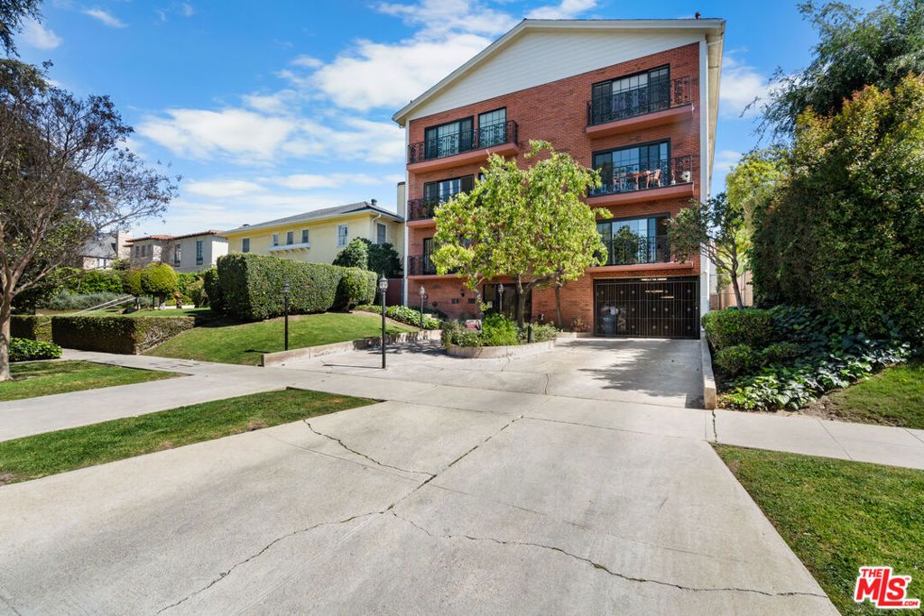 Photo of 822 S Windsor Boulevard #102, Los Angeles, CA 90005 (MLS # 26663793)