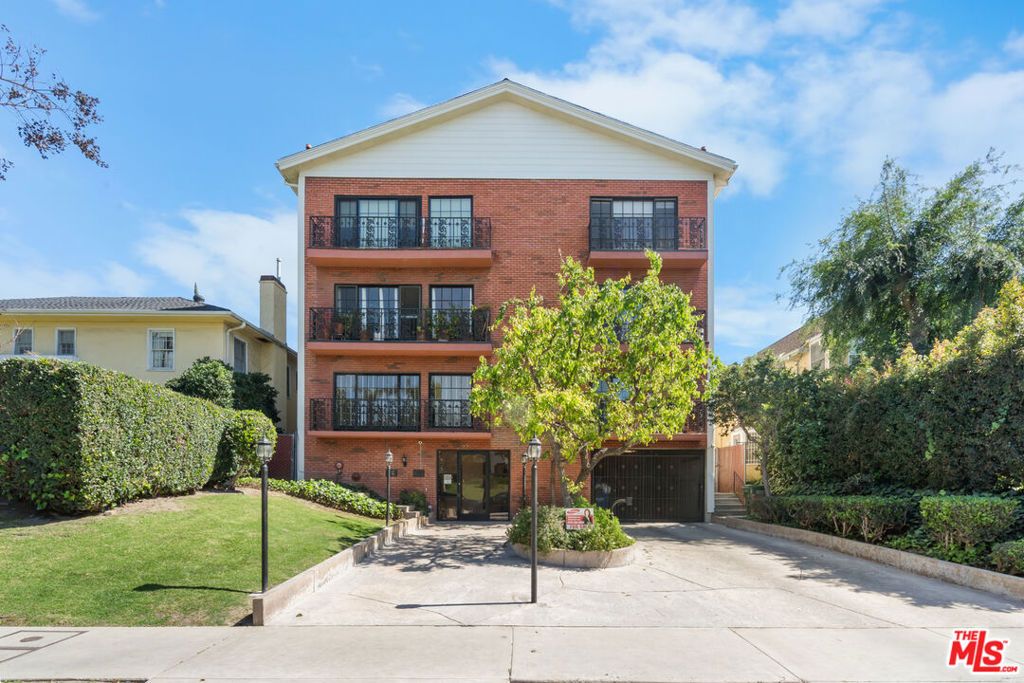 Photo of 822 S Windsor Boulevard #102, Los Angeles, CA 90005 (MLS # 26663793)