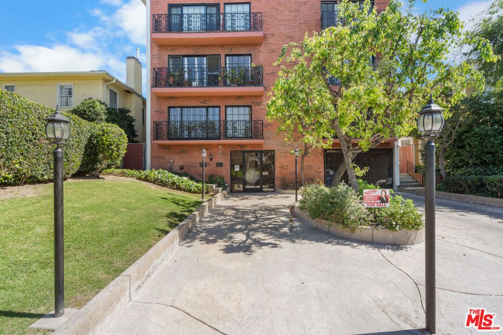 Photo of 822 S Windsor Boulevard #102, Los Angeles, CA 90005 (MLS # 26663793)