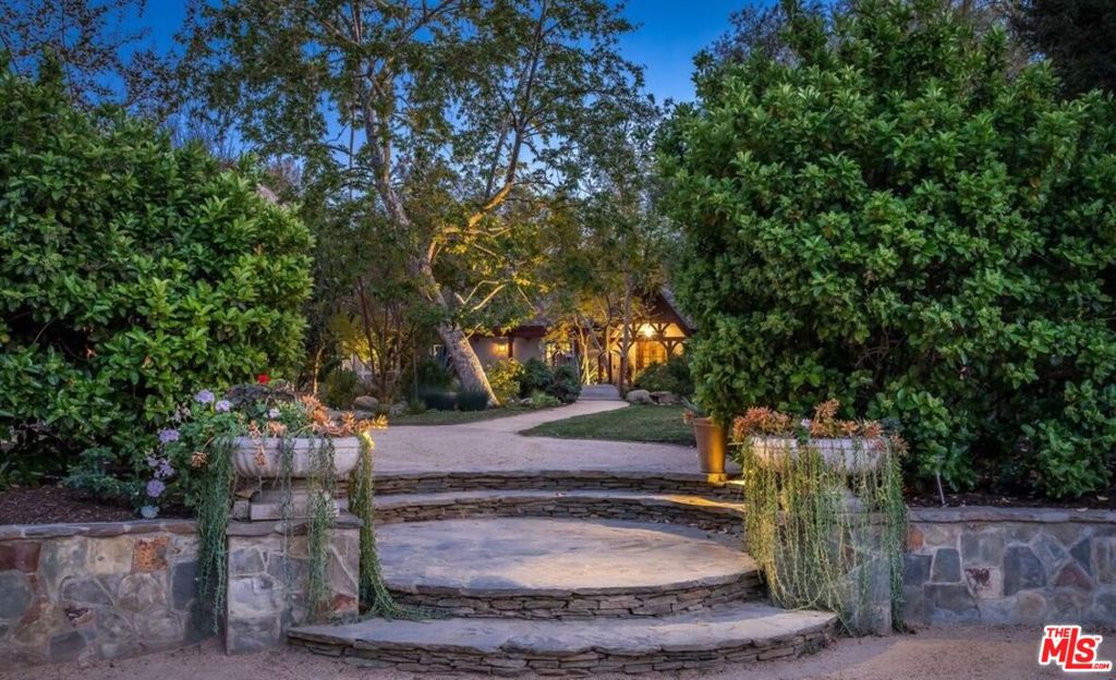 Properties 4 4750 Encino Avenue