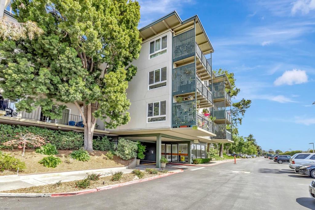 Spacious top floor home in great condition, freshly painted, updated kitchen, nice and peaceful view to large court yard. Woodlake is an amazing resort-style community with 6 pools, 4 lighted tennis and racquet ball courts, sauna & steam room, a large fully equipped gym, clubhouse, resident events, pet friendly, lush landscaping, including a large lake with walking paths. There is a conveniently located Woodlake Shopping Center with Safeway, CVS, Starbucks, restaurant and more. Close to public transportation, HWY 101, Coyote Point, downtown Burlingame, San Mateo and Facebook. It feels like you are always on vacation at home, in Woodlake!