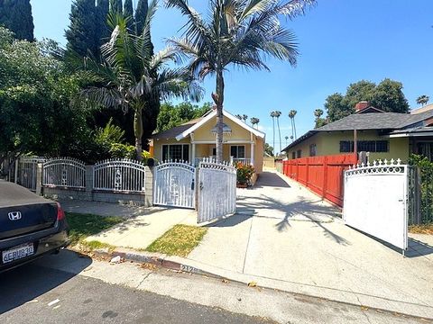 Photo of 2129 W 30th St, Los Angeles, CA 90018 (MLS # DW26000951)