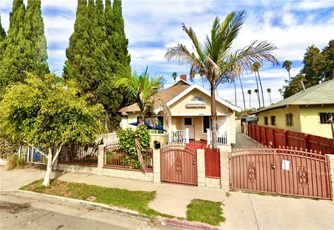 Photo of 2129 30th W 30th, Los Angeles, CA 90018 (MLS # DW26000951)