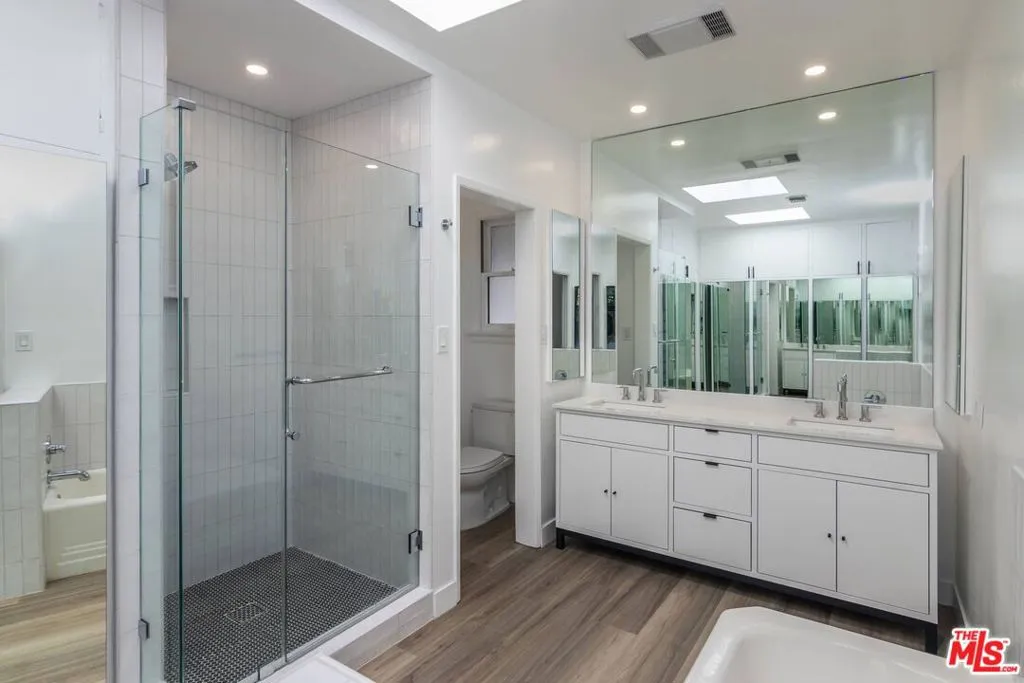 Studio City, California 91604, United States, 4 Bedrooms Bedrooms, ,4 BathroomsBathrooms,Residential,Active,221559