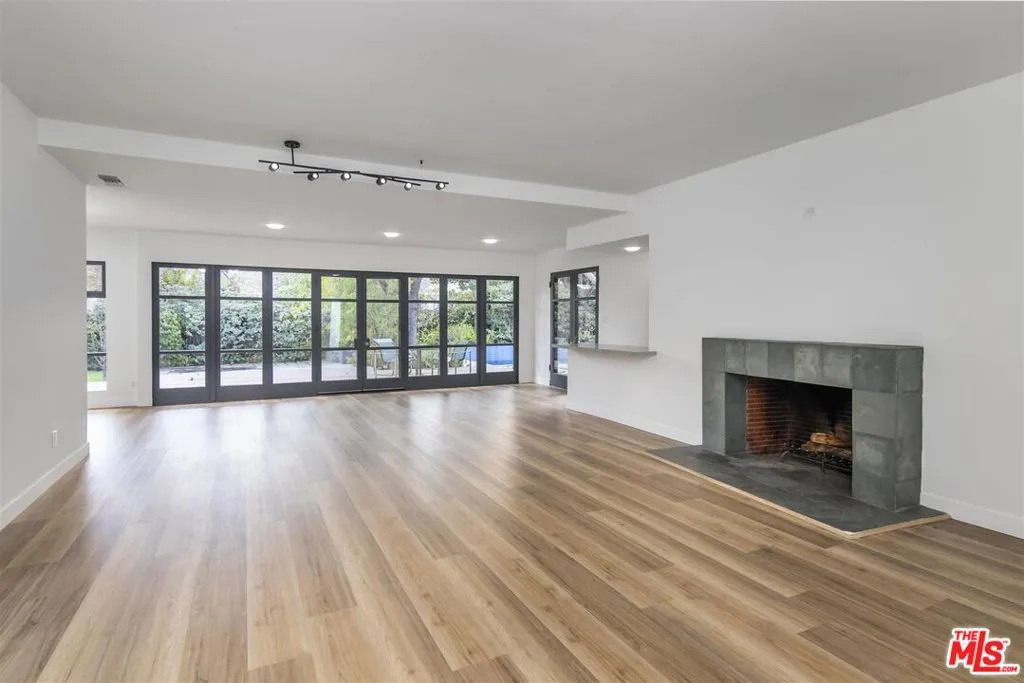 Studio City, California 91604, United States, 4 Bedrooms Bedrooms, ,4 BathroomsBathrooms,Residential,Active,221559