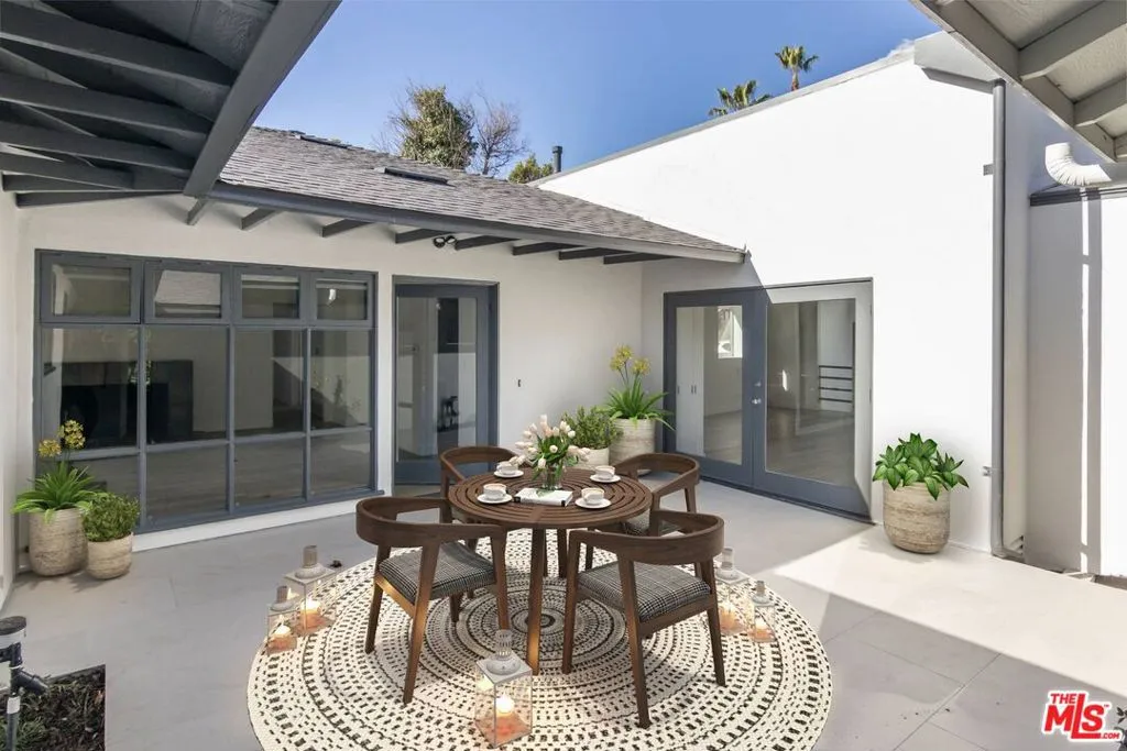 Studio City, California 91604, United States, 4 Bedrooms Bedrooms, ,4 BathroomsBathrooms,Residential,Active,221559