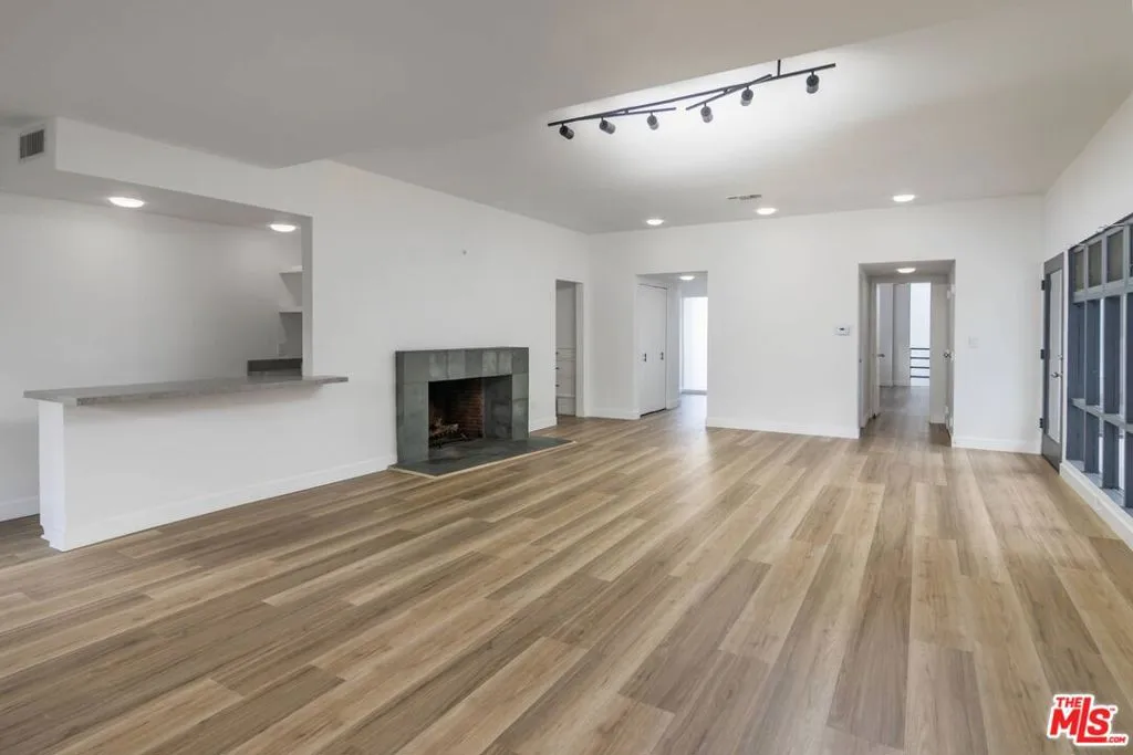 Studio City, California 91604, United States, 4 Bedrooms Bedrooms, ,4 BathroomsBathrooms,Residential,Active,221559