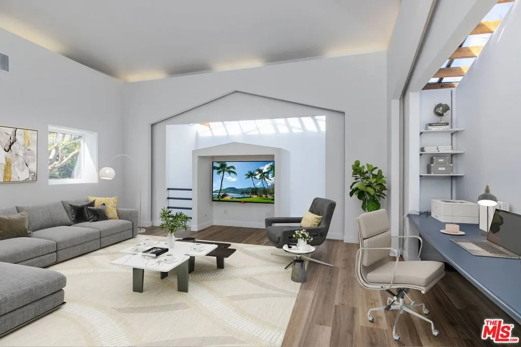 Studio City, California 91604, United States, 4 Bedrooms Bedrooms, ,4 BathroomsBathrooms,Residential,Active,221559