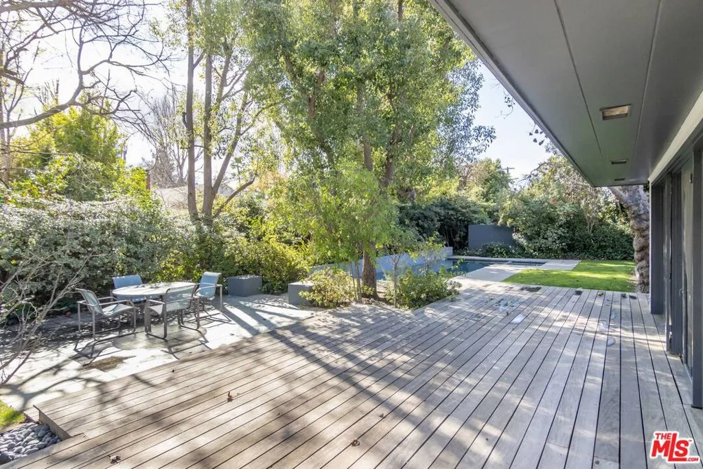 Studio City, California 91604, United States, 4 Bedrooms Bedrooms, ,4 BathroomsBathrooms,Residential,Active,221559