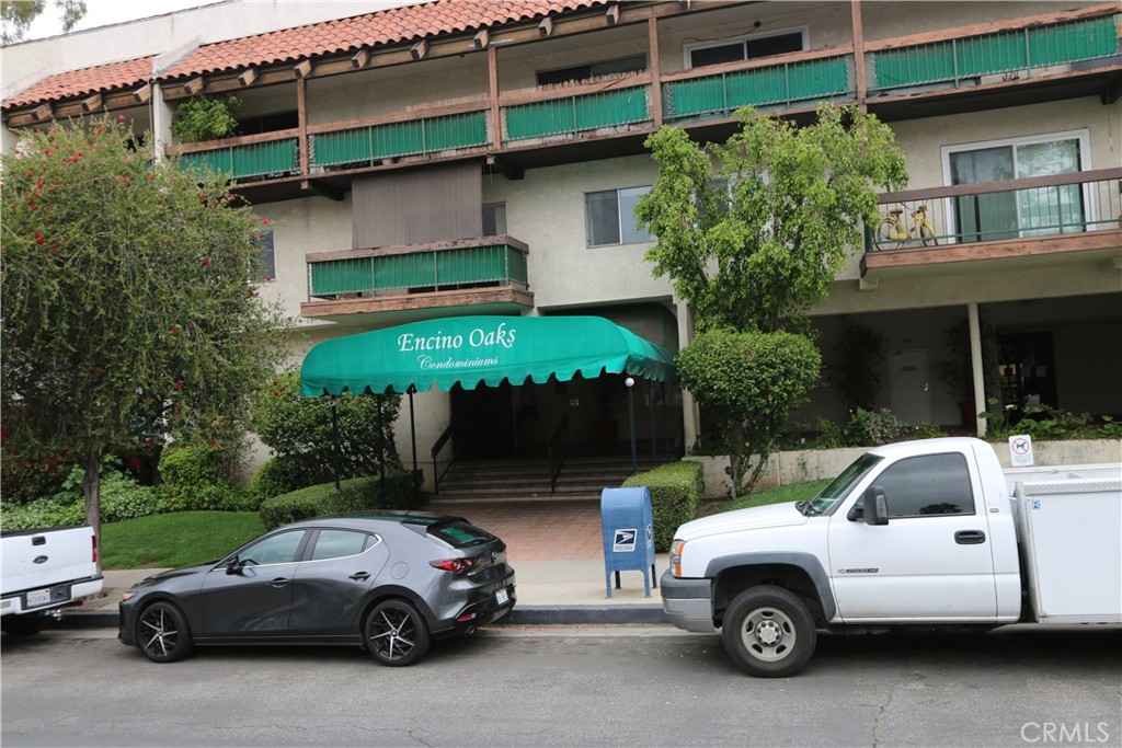 JUST REDUCED. This two-bedroom, two-bathroom condo in the desirable Encino Oaks community is ideal for first-time buyers, investors, or anyone looking to add value. Featuring a spacious living area with balcony access, breakfast bar kitchen, wood-look laminate flooring, tile in wet areas, recessed lighting, and central HVAC, it offers great potential for light upgrades and long-term upside.
With strong rental demand in the area, this unit also presents an excellent opportunity for rental income. Enjoy resort-style amenities including a pool, spa, tennis courts, fitness centers with saunas, BBQ areas, and 24-hour security in a pet-friendly, park-like setting. HOA covers water, trash, and sewage.
Centrally located with easy access to Ventura Boulevard and the 101 Freeway, and just minutes from Balboa Sports Center and Tarzana Square.
