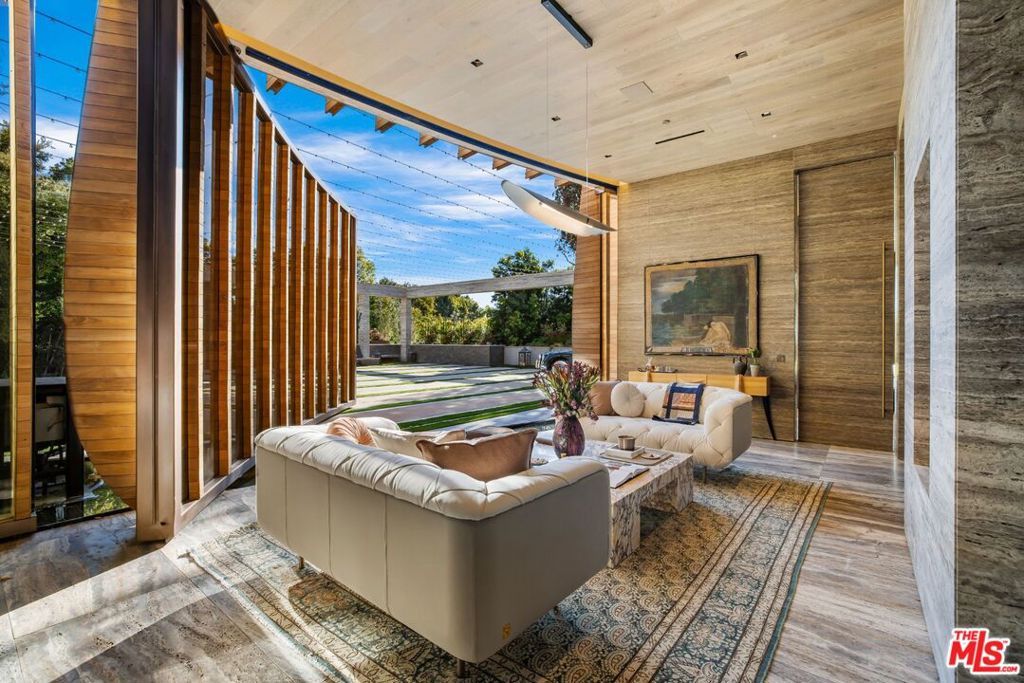 Photo of 607 Siena Way, Bel Air, CA 90077 (MLS # 25497697)