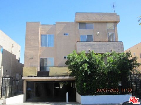 Photo of 1212 N Beachwood Drive, Los Angeles, CA 90038 (MLS # 26662083)