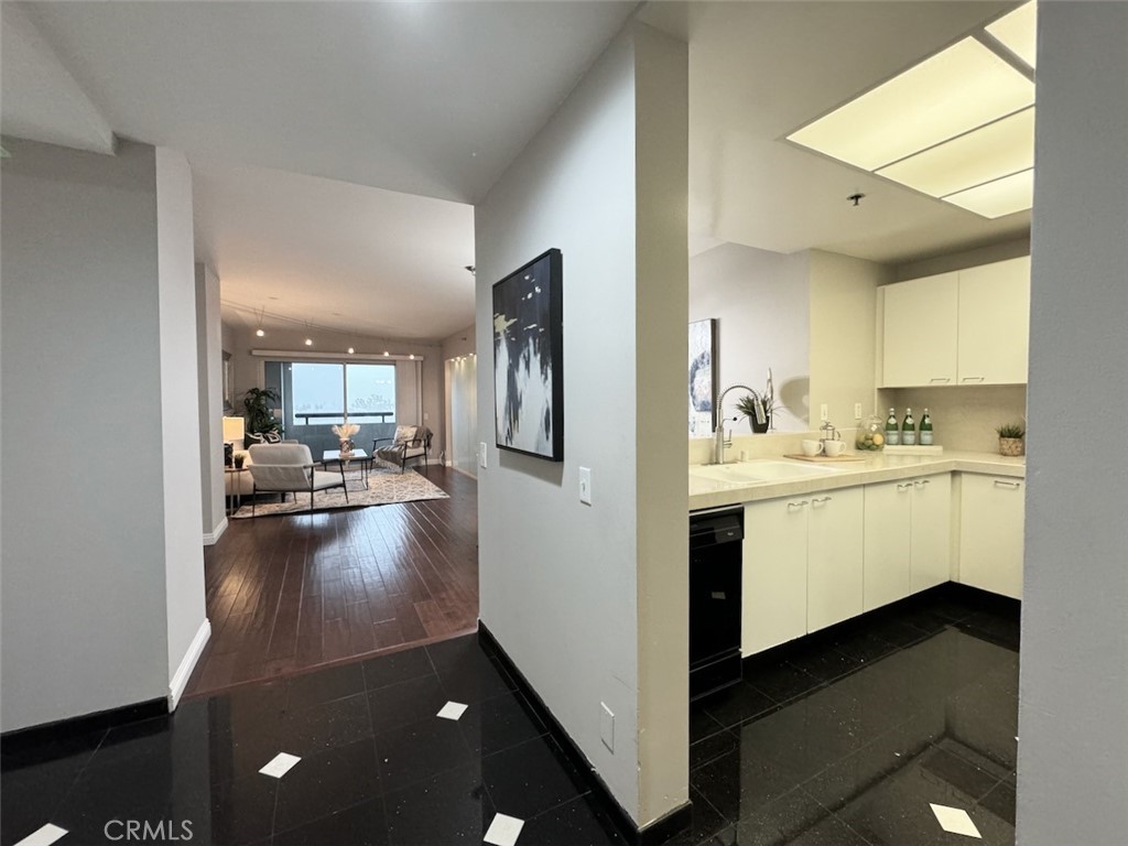 525 E Seaside Way 305