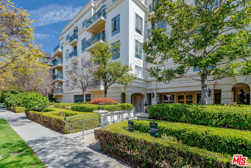 Photo of 430 N Oakhurst Drive #PH407, Beverly Hills, CA 90210 (MLS # 26733931)