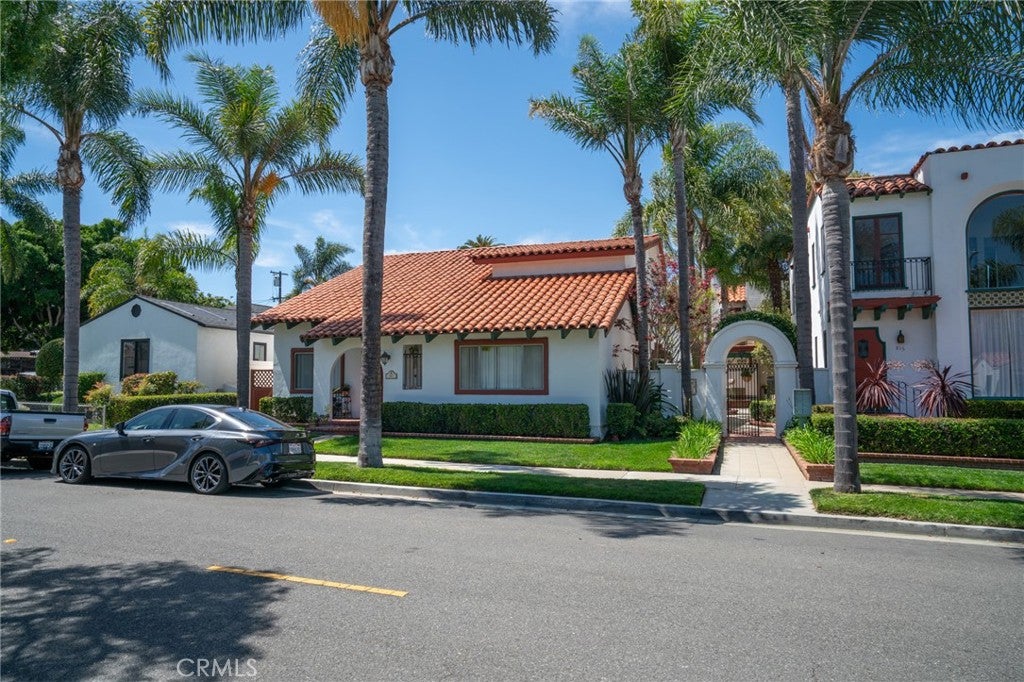 807 Roswell Avenue