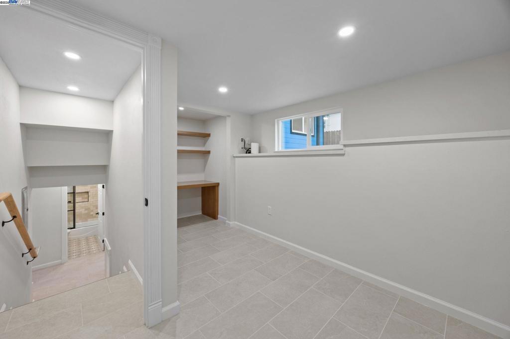 OAK KNOLL - Residential