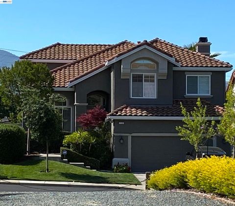 Photo of 2135 2135 BLUEROCK CIR Cir, Concord, CA 94521 (MLS # 41126385)