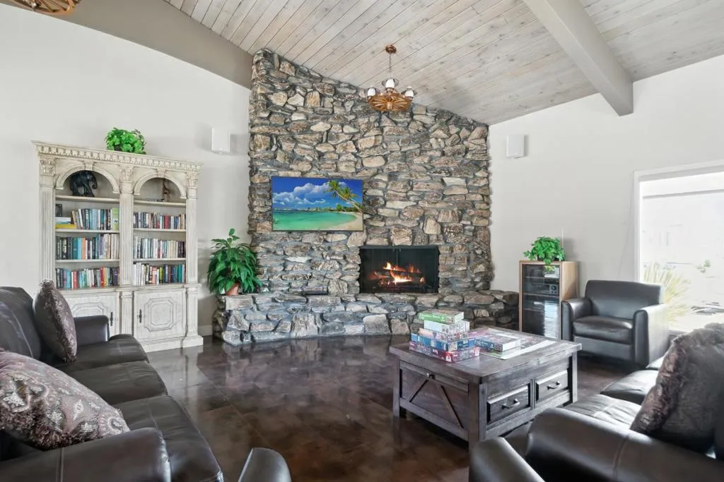 Mountain View, California 94041, United States, 3 Bedrooms Bedrooms, ,2 BathroomsBathrooms,Residential,Active,161025