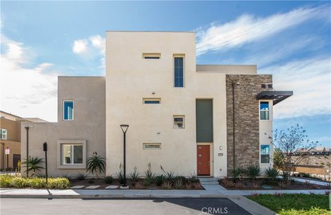 Photo of 27533 Golden Currant Place, Valencia, CA 91381 (MLS # SR26051982)