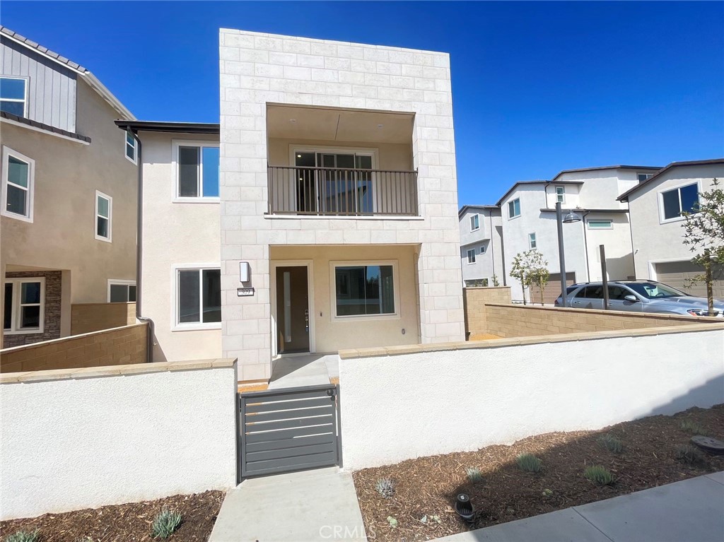 Welcome to this brand-new 2025-built contemporary two-story detached single-family home with a private driveway, ideally located in the highly desirable Luna Park neighborhood within Irvine’s Great Park.
Highlights:
• 3 Bedrooms | 2.5 Bathrooms | 2-Car Garage + Driveway
• Open-concept floor plan with bright and spacious living areas
• Modern kitchen with quartz countertops & stainless-steel appliances
• Luxurious master suite with walk-in closet, en-suite bath & private balcony
• Private side yard perfect for BBQ or outdoor relaxation
• Energy-efficient with leased solar panels
• Prime corner lot offering more privacy and sunlight
• 2-min walk to Luna Park — playgrounds, pools & sports courts
• Easy access to I-5, I-405, 133 and Irvine Spectrum Center
Available now — Move in and enjoy modern luxury living in the heart of Great Park!